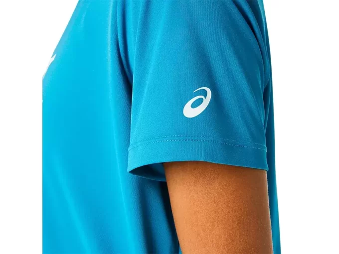 DAME-T-SKJORTE MED GRAFISK OG TENNISBANE